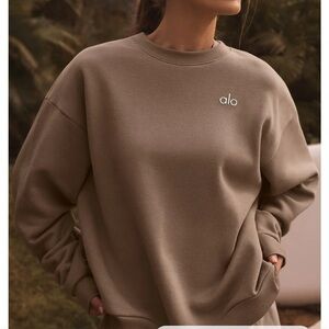 ALO Yoga Accolade Crew Neck Pullover Sweatshirt Fleece Gravel Small NWT NEW